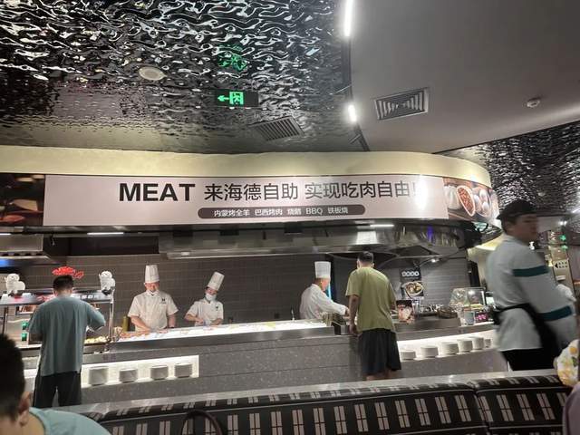 建打工人挤爆汤泉馆ag旗舰厅注册团(图2)