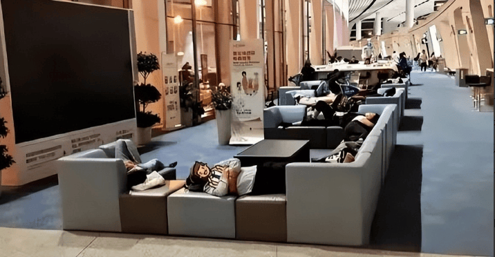 过夜圣地！6大休息区被开发各种放松功能AG旗舰厅娱乐平台大兴机场成北漂0元(图2)