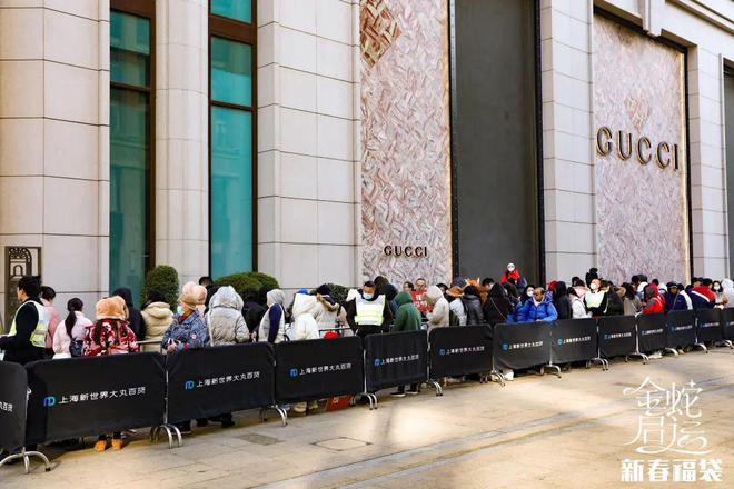 椅都带来了！一年一度为了……AG旗舰厅彻夜排队折叠椅、躺(图2)