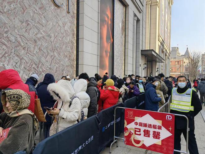 椅都带来了！一年一度为了……AG旗舰厅彻夜排队折叠椅、躺(图4)