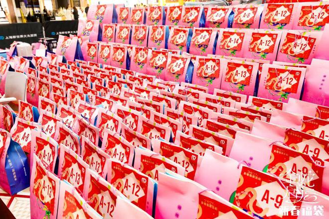 椅都带来了！一年一度为了……AG旗舰厅彻夜排队折叠椅、躺(图7)