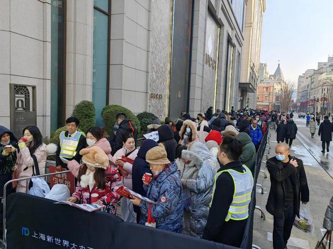 椅都带来了！一年一度为了……AG旗舰厅彻夜排队折叠椅、躺(图6)