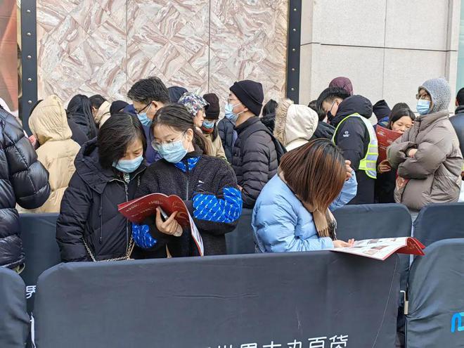 椅都带来了！一年一度为了……AG旗舰厅彻夜排队折叠椅、躺(图11)